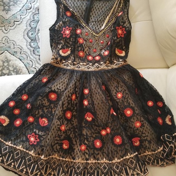 Bebe embroidered intricate dress - Picture 5 of 6